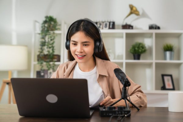 Business Women Presenting Via Remote 980x654